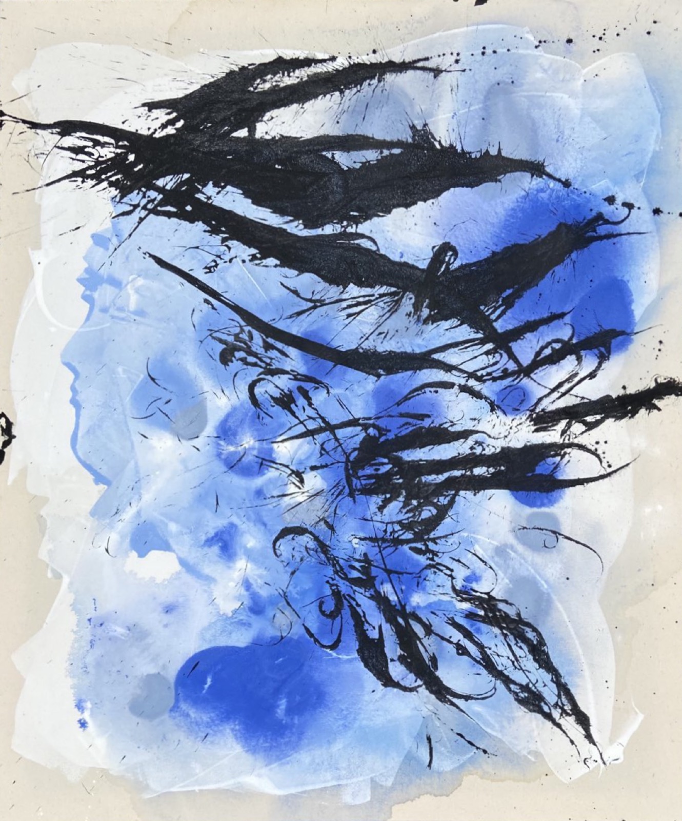 Blaue Frau im Wind