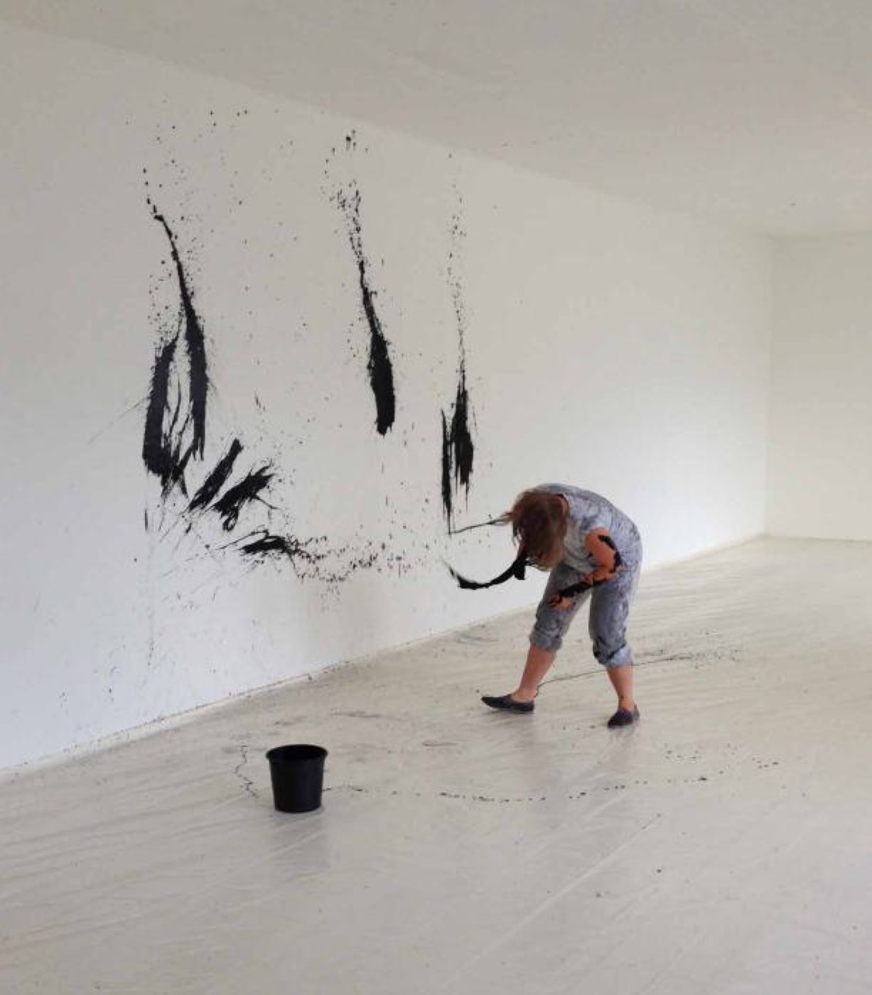 Patricia bei der BangPainting-Performance an der Wand