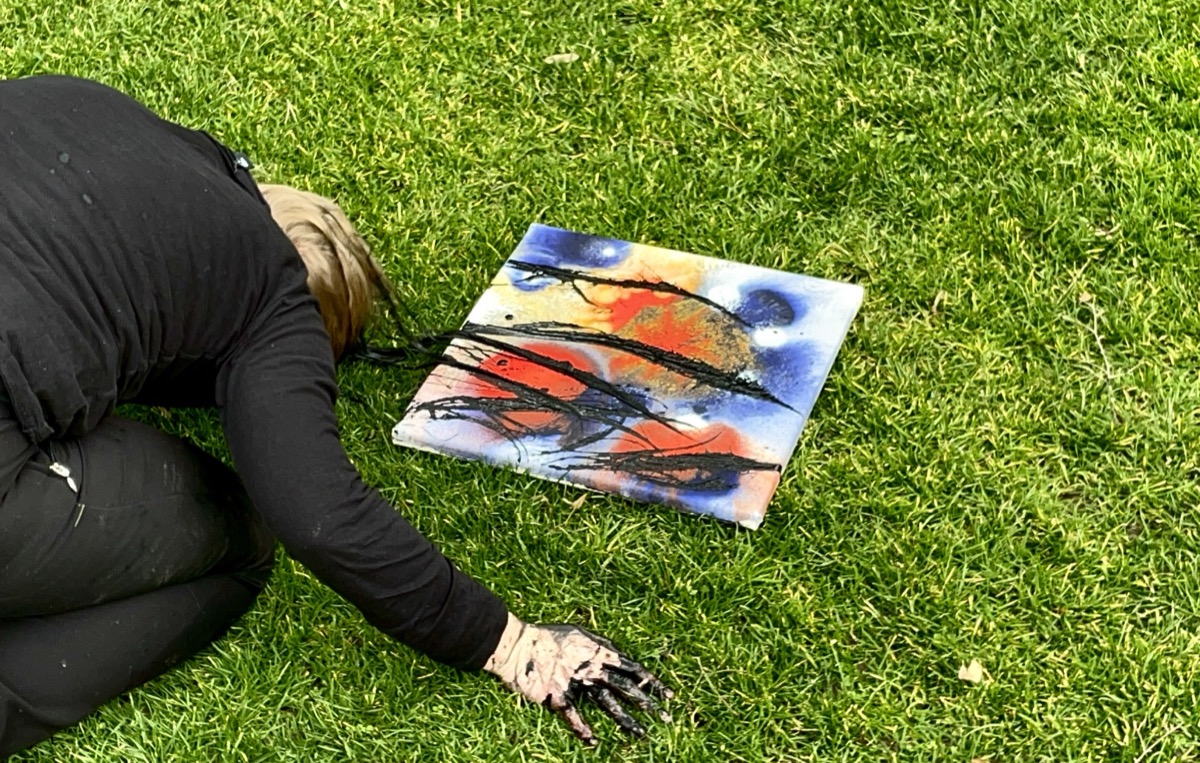 Patricia beim Malen auf der Wiese